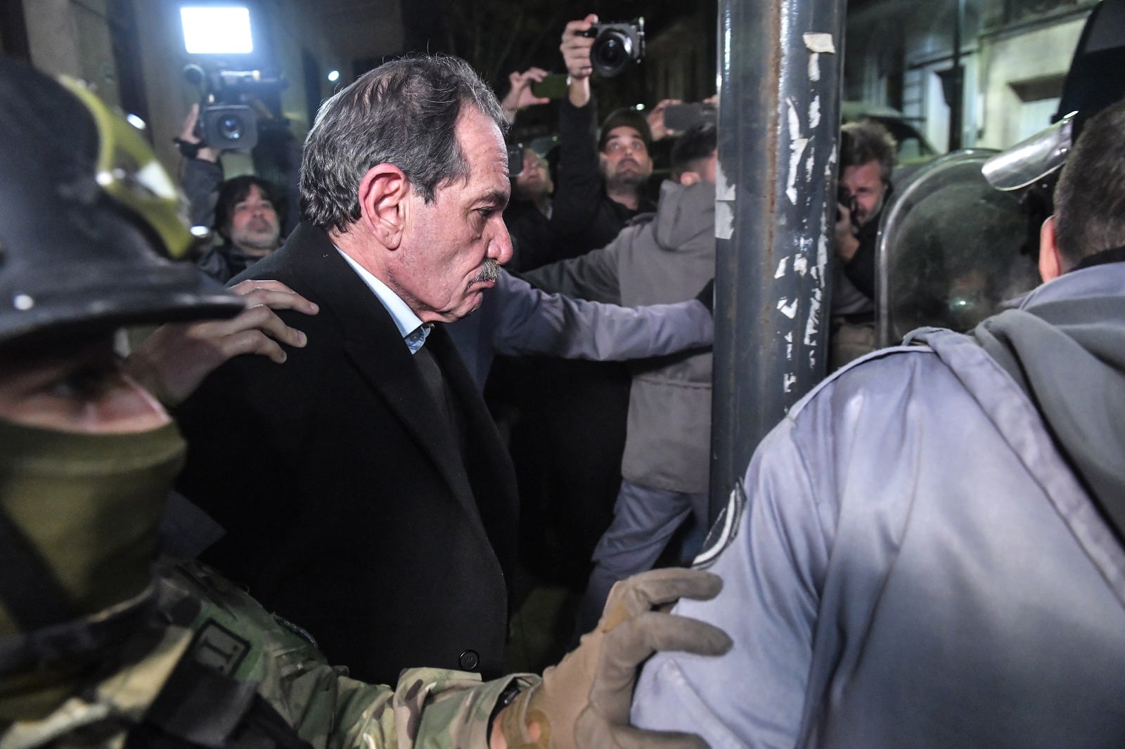 Alperovich, al momento de subir al furgón en el que se fue detenido tras la condena.