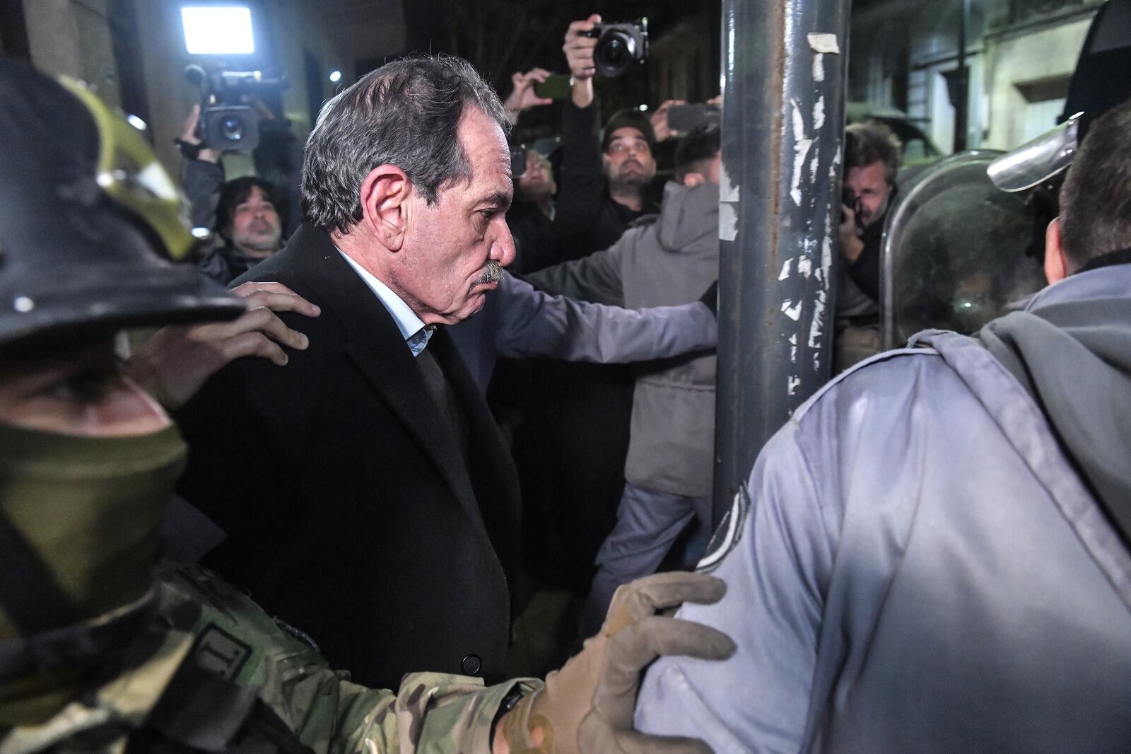 Alperovich, al momento de subir al furgón en el que se fue detenido tras la condena.