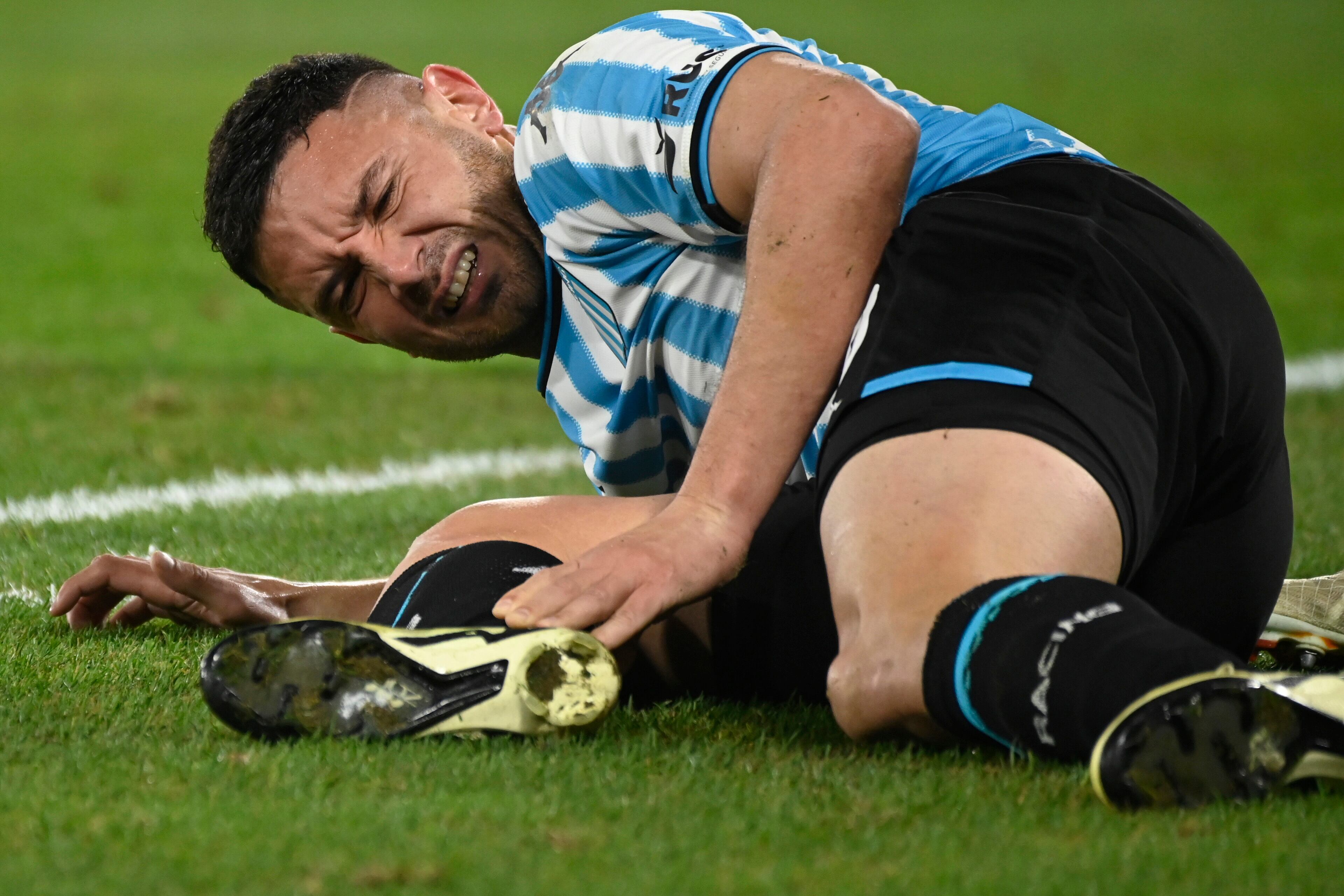 Martínez se toma su tobillo derecho