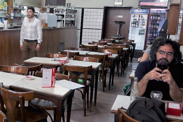 Las paredes todavía blancas, mesas y sillas antiguas.