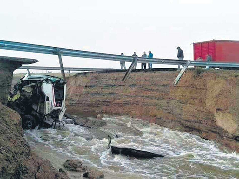En Comodoro Rivadavia, el agua horadó la ruta Nº 3.