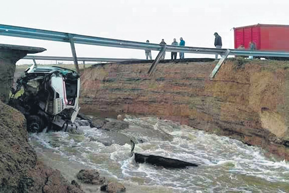 En Comodoro Rivadavia, el agua horadó la ruta Nº 3.