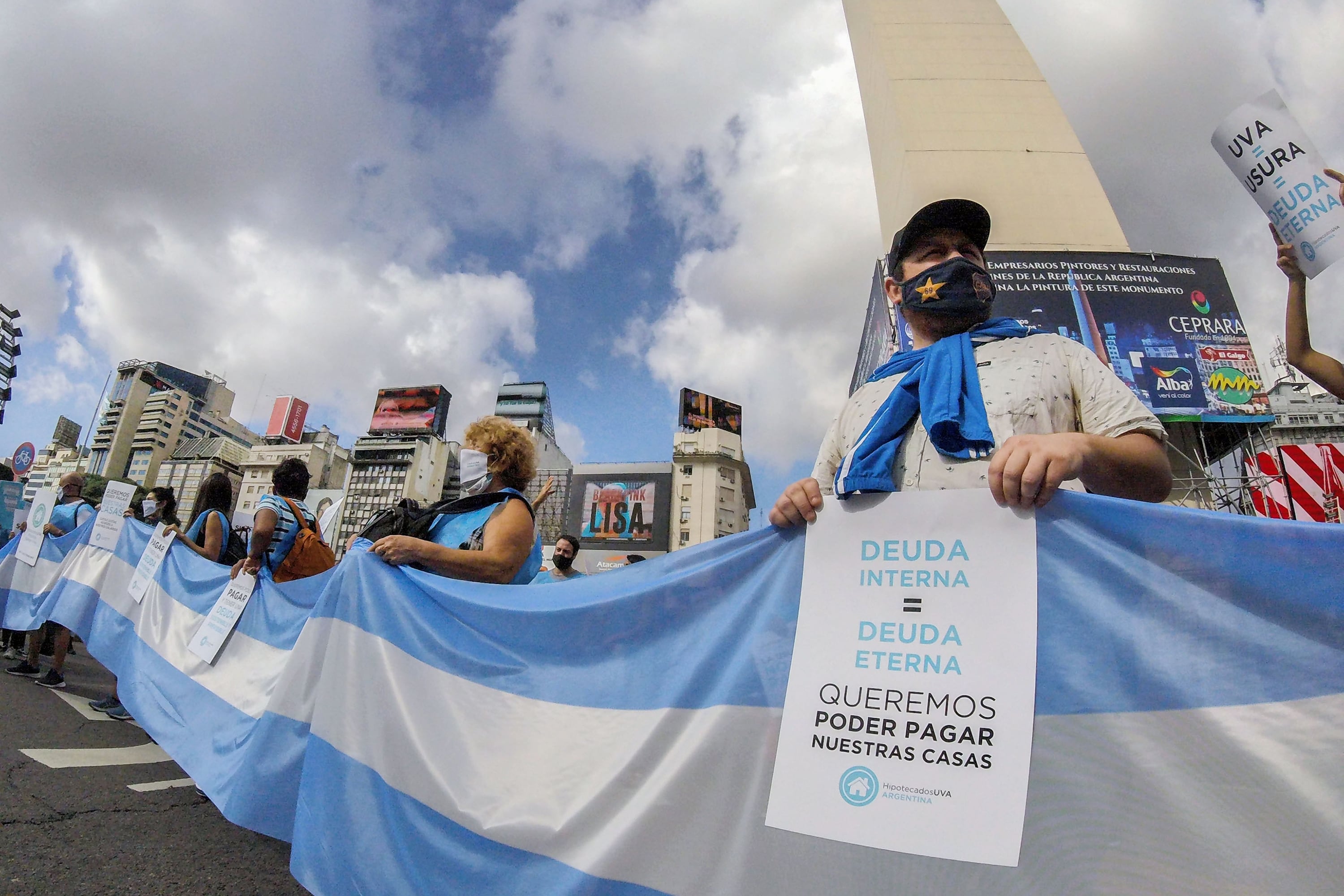 Los endeudados piden que se aplique el índice de salarios en las cuotas.