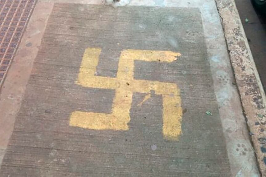 Una de las cruces pintadas a metros de la intendencia de Eldorado. 