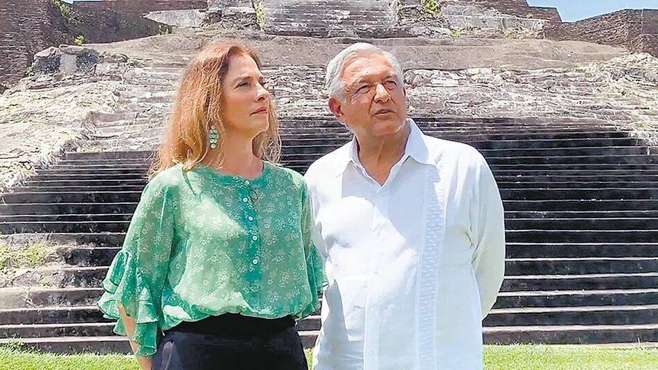 López Obrador y su esposa Beariz Gutiérrez Miller en las ruinas de Comalcalco, Tabasco.
