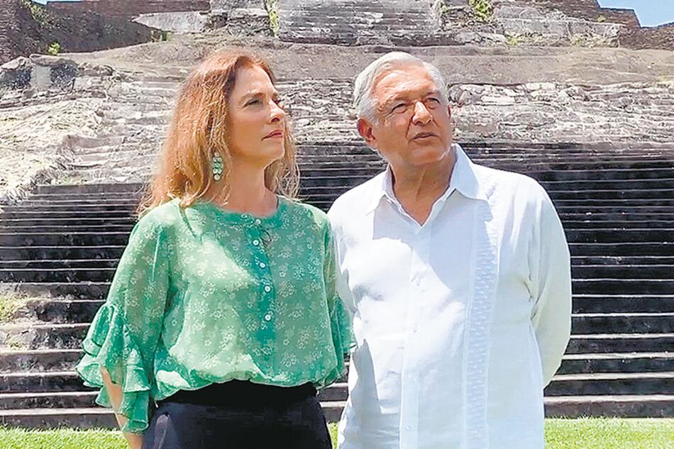 López Obrador y su esposa Beariz Gutiérrez Miller en las ruinas de Comalcalco, Tabasco.