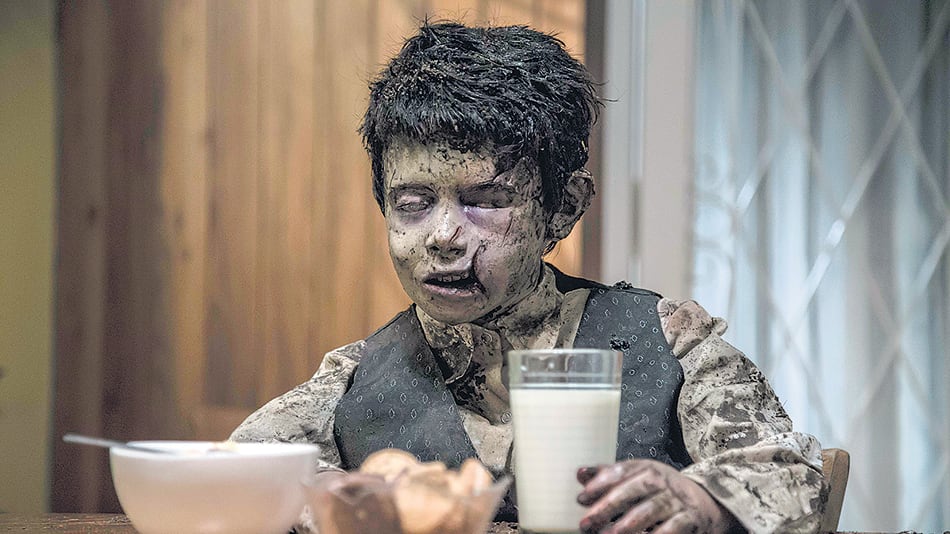 Todo transcurre en un paisaje del conurbano que bien podría ser el escenario de Noche de Brujas.