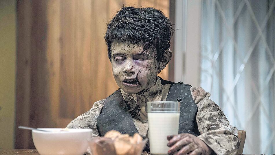 Todo transcurre en un paisaje del conurbano que bien podría ser el escenario de Noche de Brujas.