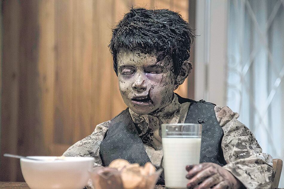 Todo transcurre en un paisaje del conurbano que bien podría ser el escenario de Noche de Brujas.