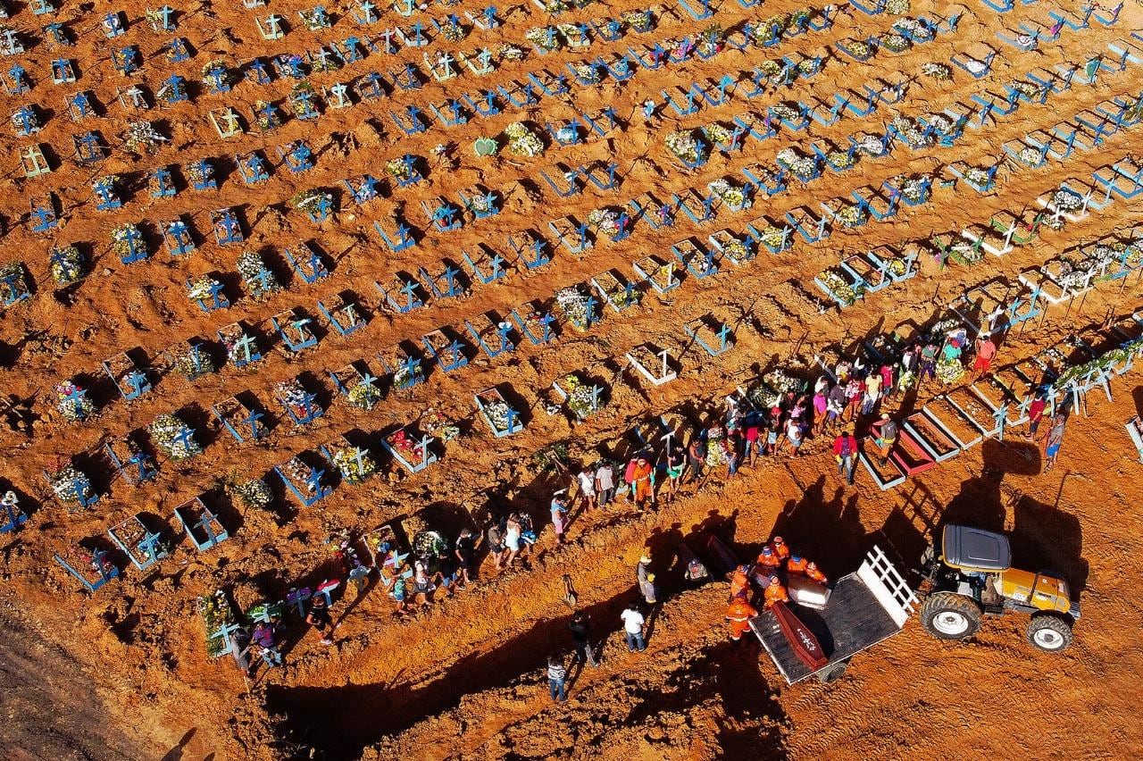 Un tractor descarga un ataud en un sector creado para muertos por el covid -19 de un cementerio en Manaos. 