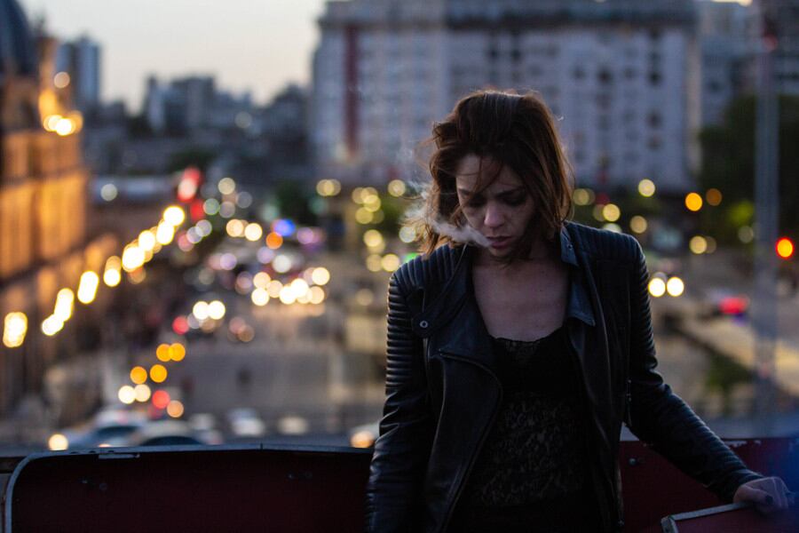 Belén Blanco con Constitución de fondo. 