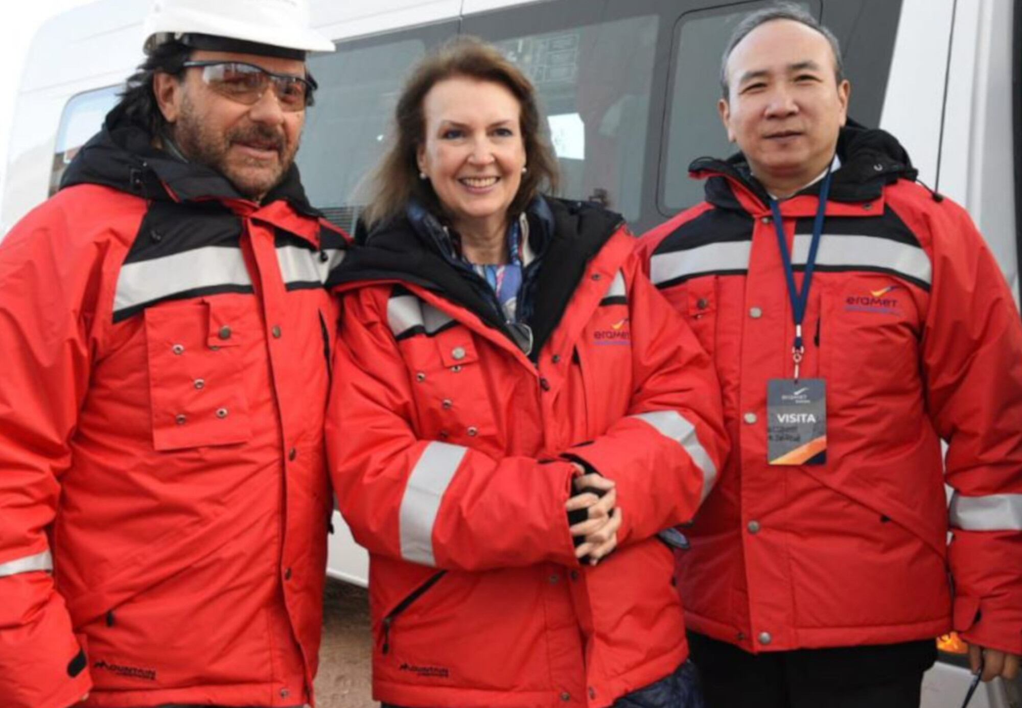 Mondino con el gobernador de Salta y un directivo de Tsingshan. 