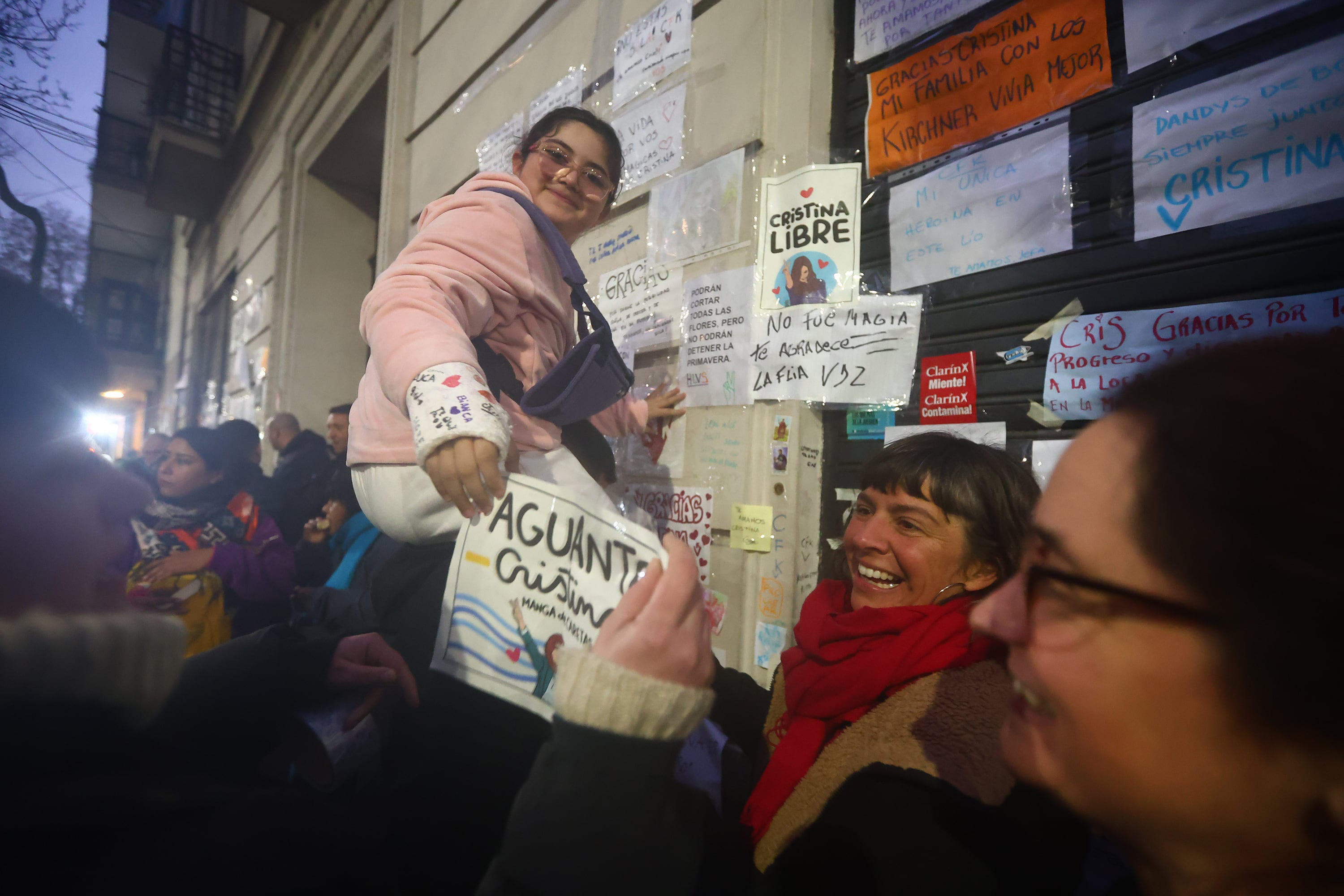 El departamente de CFK se convirtió en un refugio para la militancia peronista.