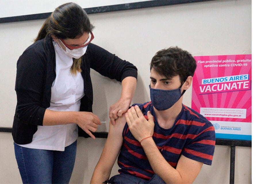 Salud recomienda vacunarse contra la COVID-19 todos los años.