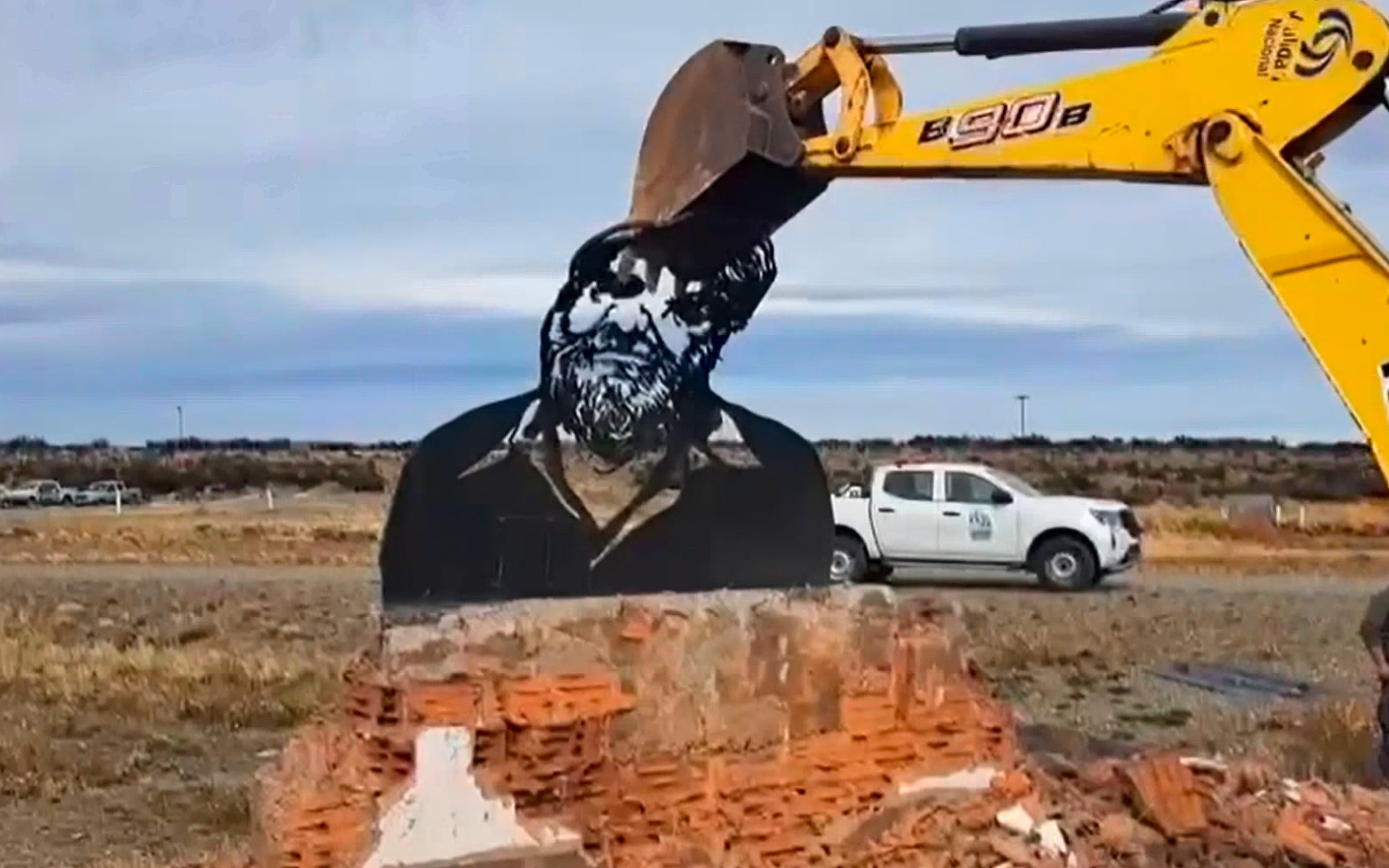 El momento en el que destruían el homenaje a Osvaldo Bayer.