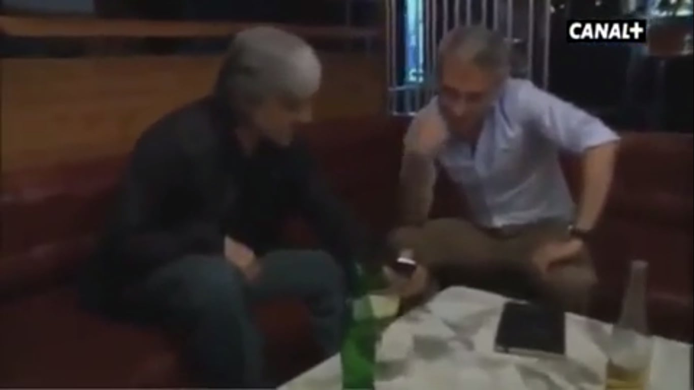 Di Zeo muestra a un periodista español el llamado de Stornelli.