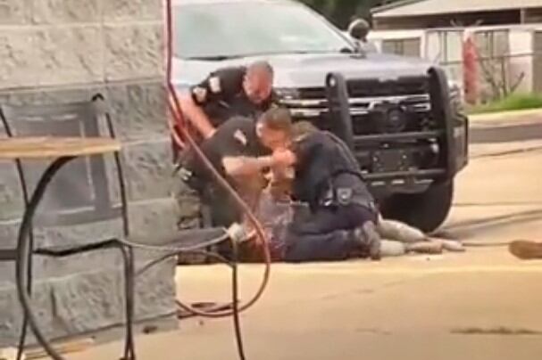 El video se viralizó rápidamente en redes sociales y nuevamente, generó repudio ante un posible caso de brutalidad policial. Foto: Captura de pantalla.