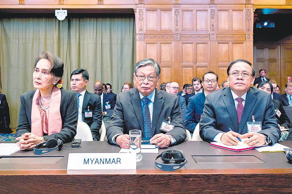 Aung San Suu Kyi, Premio Nobel de la Paz  y exprisionera política. 