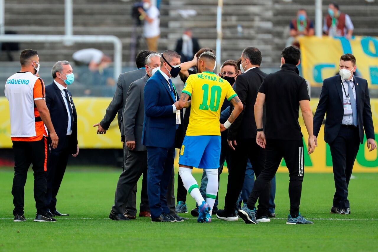 Neymar intenta entender la suspensión del Brasil-Argentina.