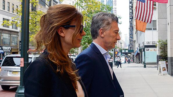 Juliana Awada y Mauricio Macri ingresando ayer al hotel de la Quinta Avenida, donde quedaron alojados.