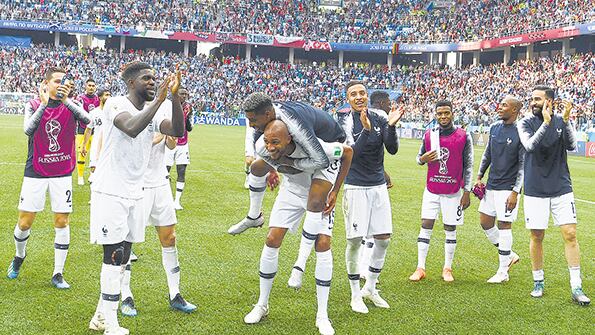 Los jugadores franceses festejan la clasificación a las semifinales del Mundial, donde jugarán contra Bélgica.