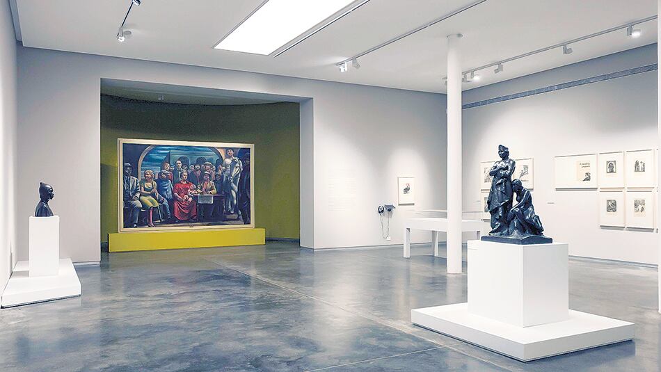 Vista parcial de la sala principal y la muestra patrimonial del museo Eduardo Sívori.