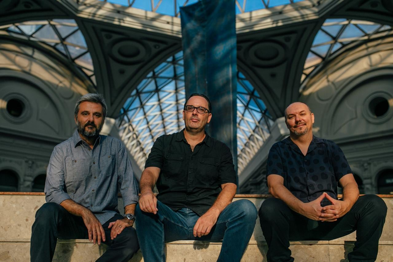 Nicolás Guerschberg (al centro) vuelve  por igual a la música de Shostakovich, Mozart, Ginastera; Stevie Wonder o Spinetta