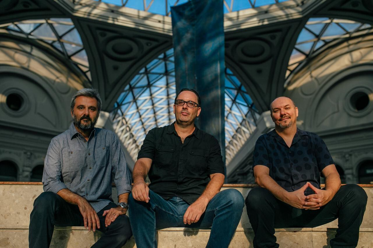 Nicolás Guerschberg (al centro) vuelve  por igual a la música de Shostakovich, Mozart, Ginastera; Stevie Wonder o Spinetta