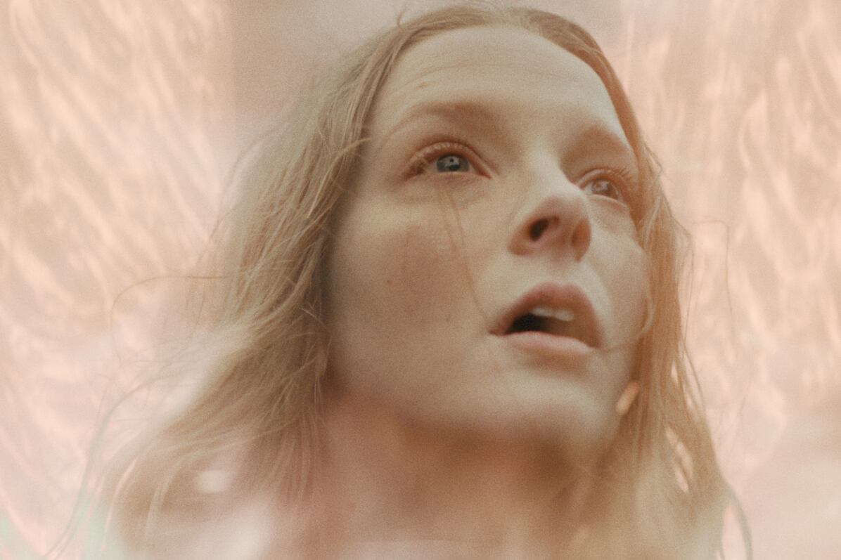 Morfydd Clark es Maud, una enfermera que sufre una crisis de fe y solo ve oscuridad a su alrededor.