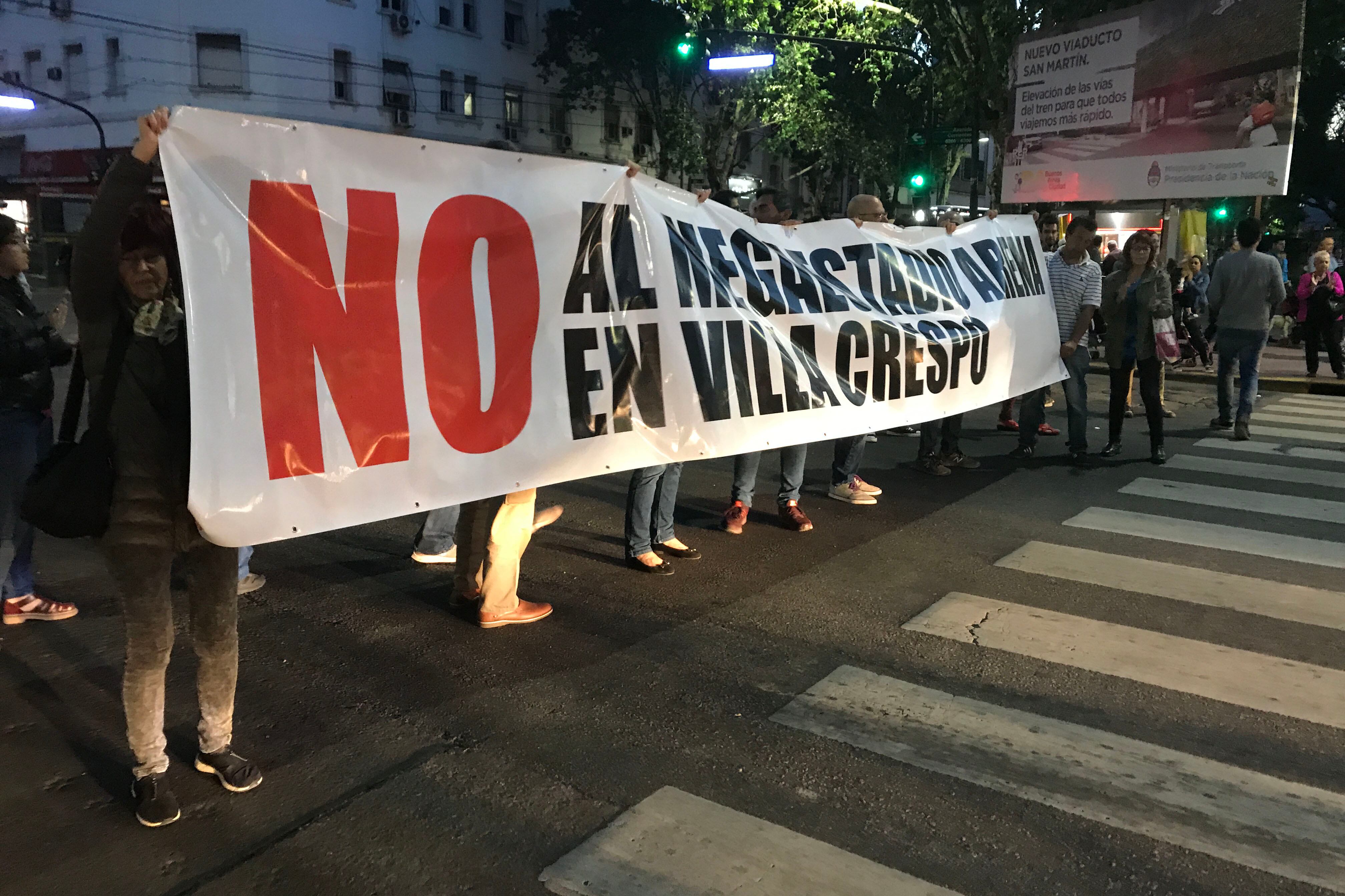 Los vecinos protestan contra el megaestadio.