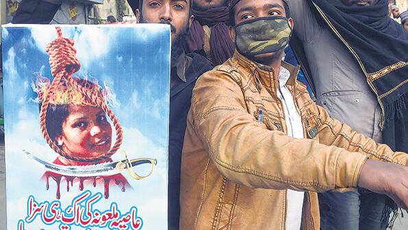 Islamistas paquistaníes protestaron contra la absolución de Asia Bibi, madre de cinco hijos.