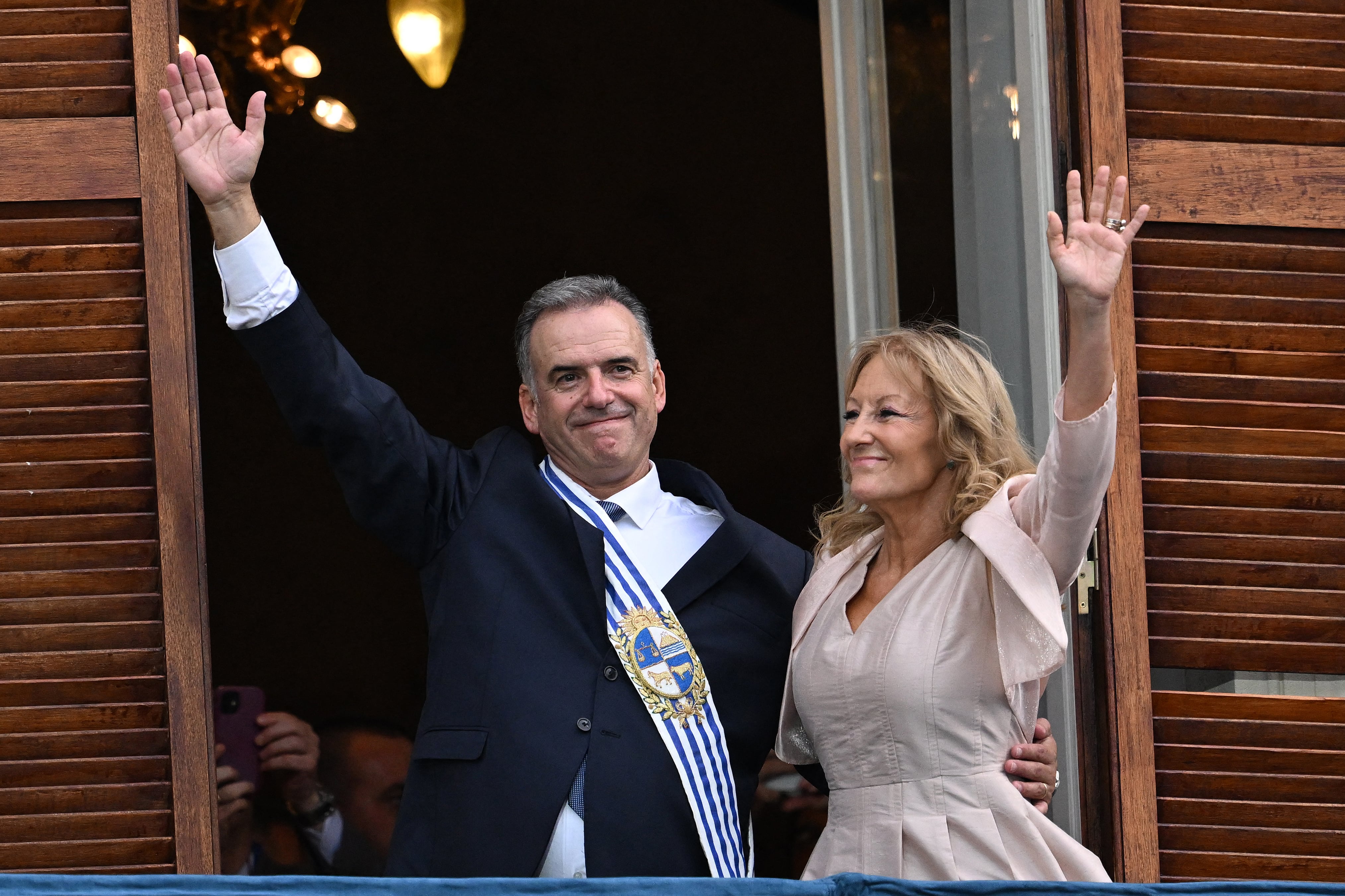 Yamandú Orsi y Carolina Cosse saludaron desde el balcón del Palacio Estévez