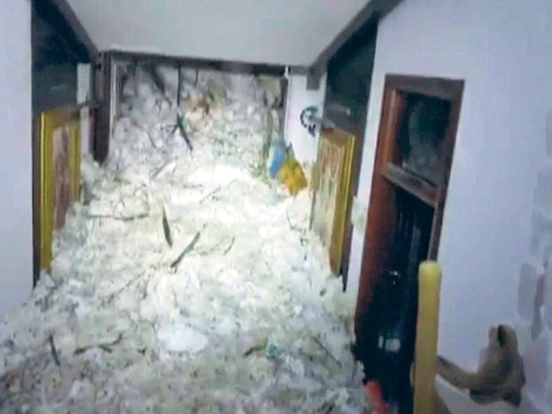 La impresionante imagen de la nieve que arrasó con el hotel. Los dos pisos superiores desaparecieron.