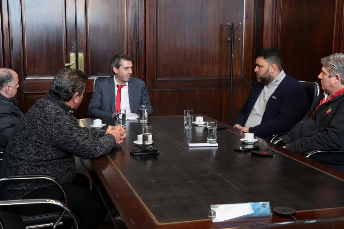 Guillermo Hang (de frente) mantuvo una activa agenda de reuniones durante la semana.