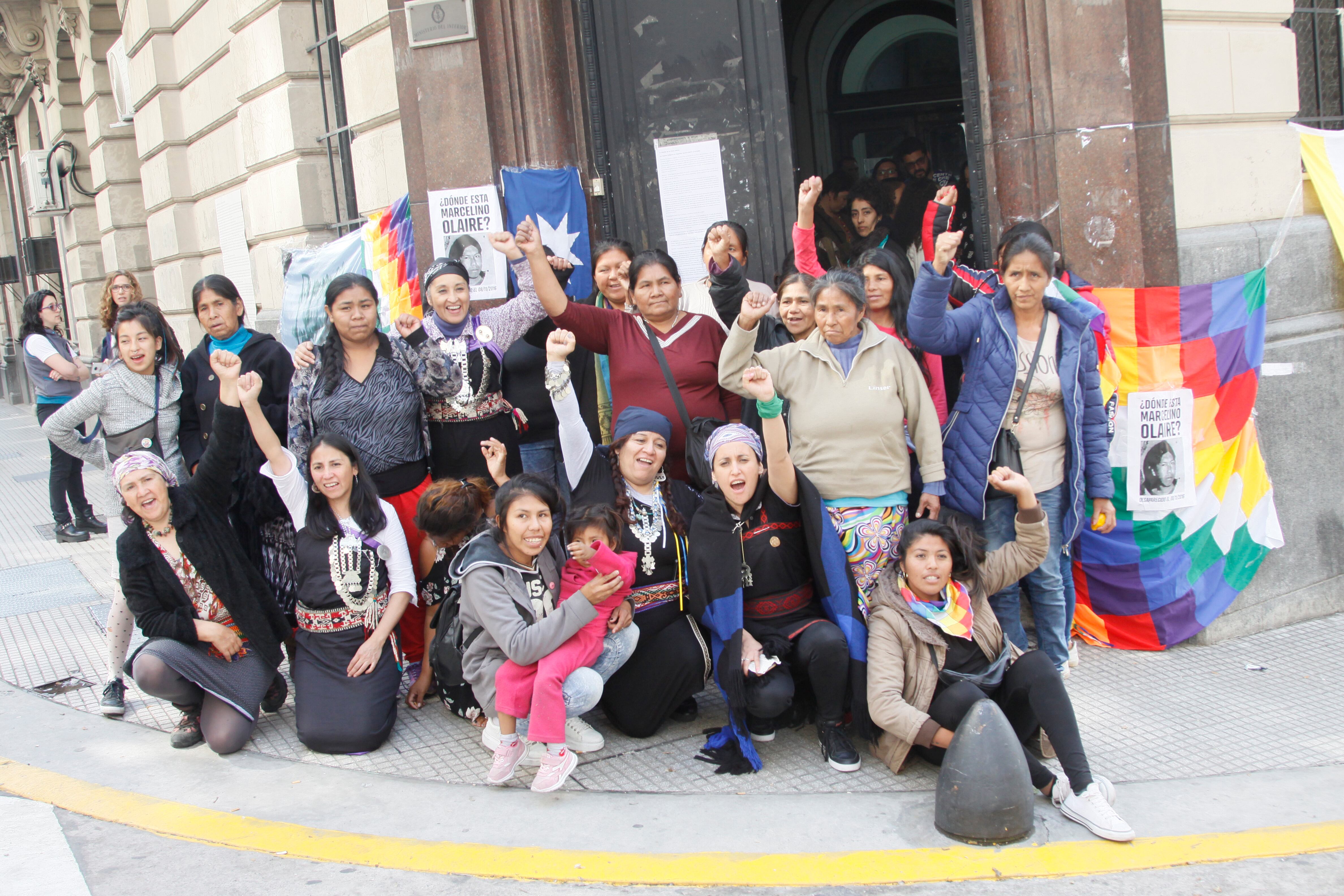 Desde hace dos días las mujeres indígenas de una decena de comunidades acampan en el hall del ministerio, sin respuestas a sus demandas decidieron continuar la ocupación