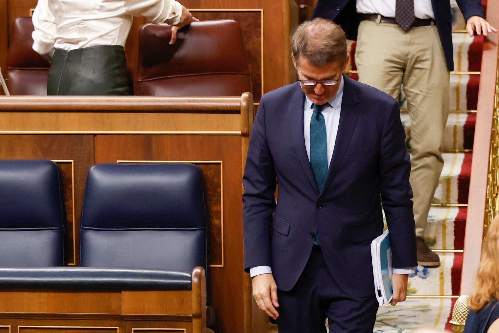 Alberto Núñez Feijóo abandona el hemiciclo derrotado.