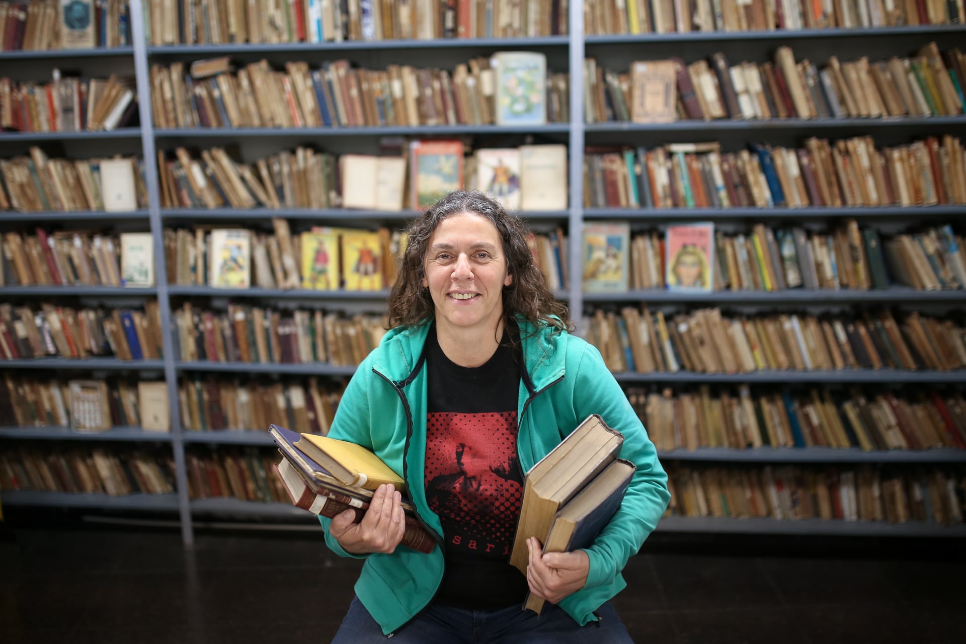 Estela, vecina de Parque Chas que lleva adelante la Biblioteca Popular “El Resplandor” en el Club Saber.