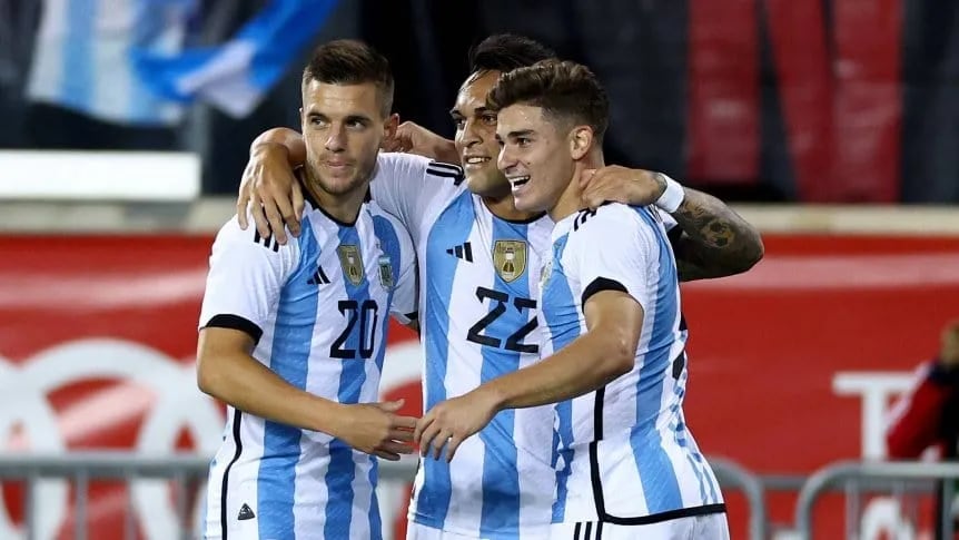 Julián Álvareaz festeja su gol ante Jamaica junto a Gioviani Lo Celso y Lautaro Martínez. 