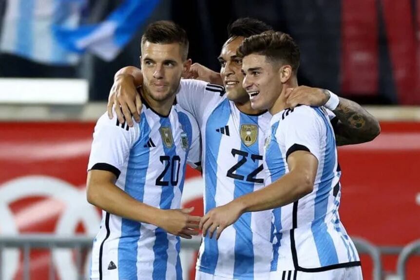 Julián Álvareaz festeja su gol ante Jamaica junto a Gioviani Lo Celso y Lautaro Martínez.