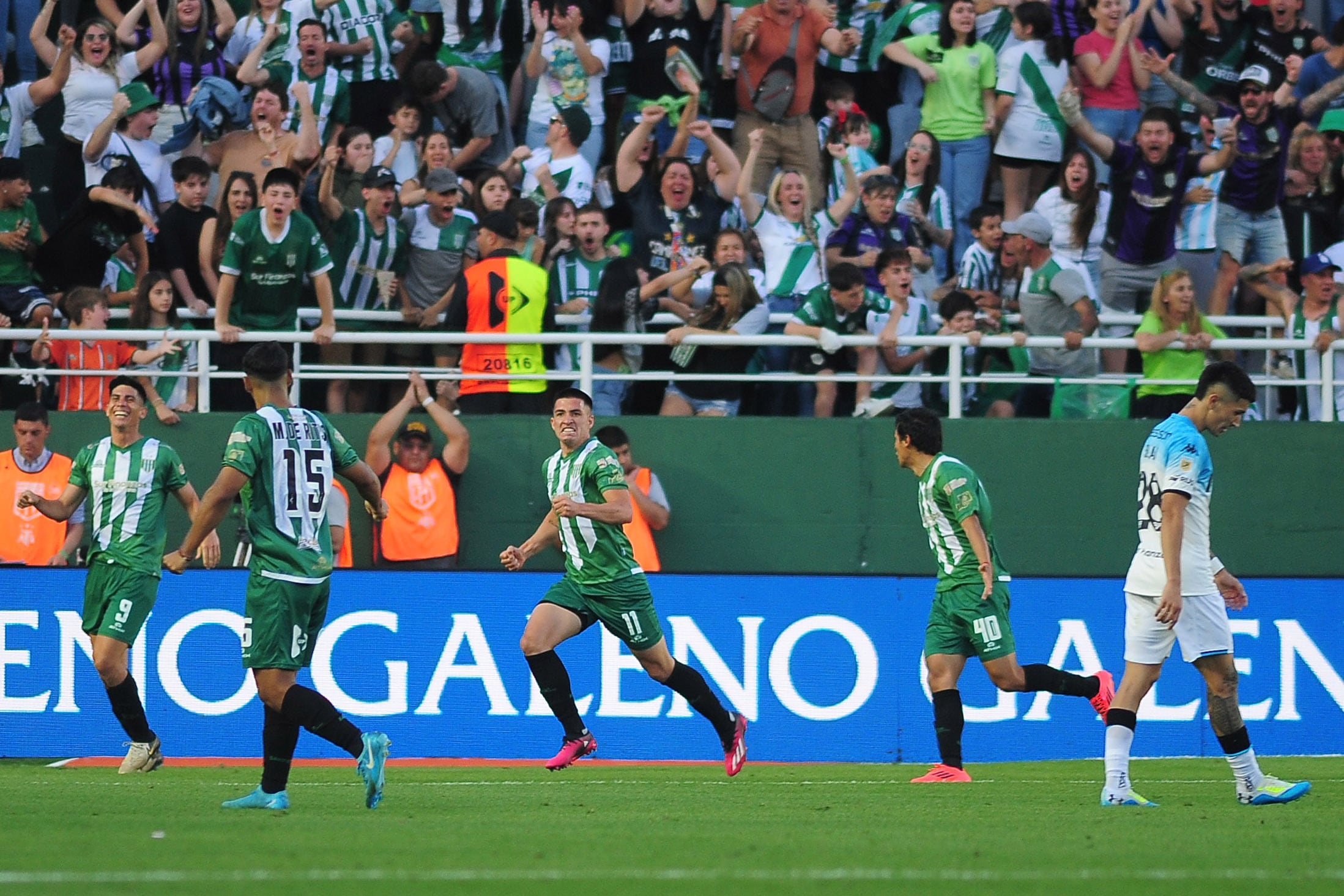 Los jugadores de Banfield festejan el gol de Sepúlveda