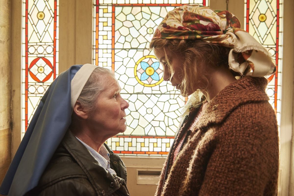 Imelda Staunton y Carla Juri frente a vitrales muy setentosos. 