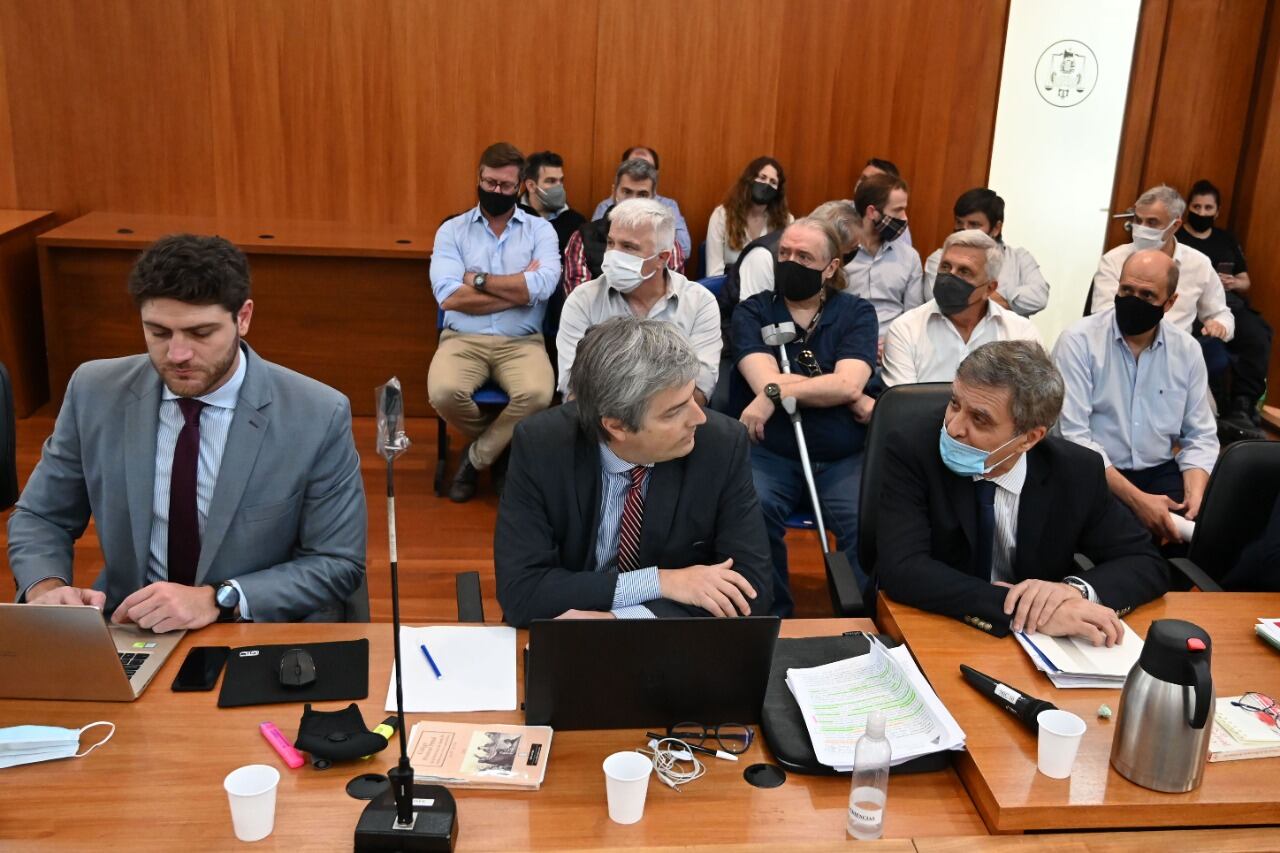En segundo plano, los directivos de Vicentin acusados. Delante, sus abogados