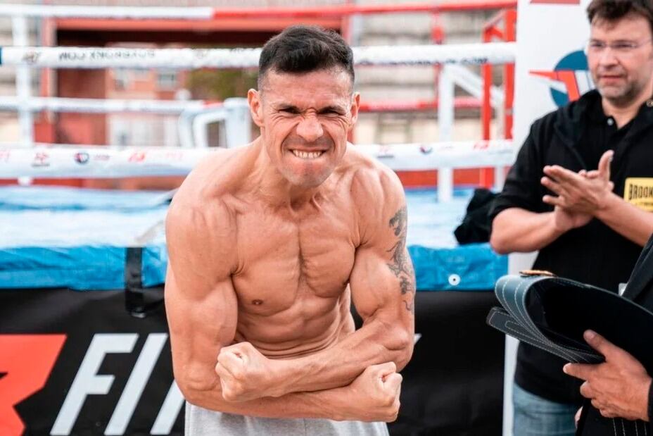 Martínez mostrando su físico