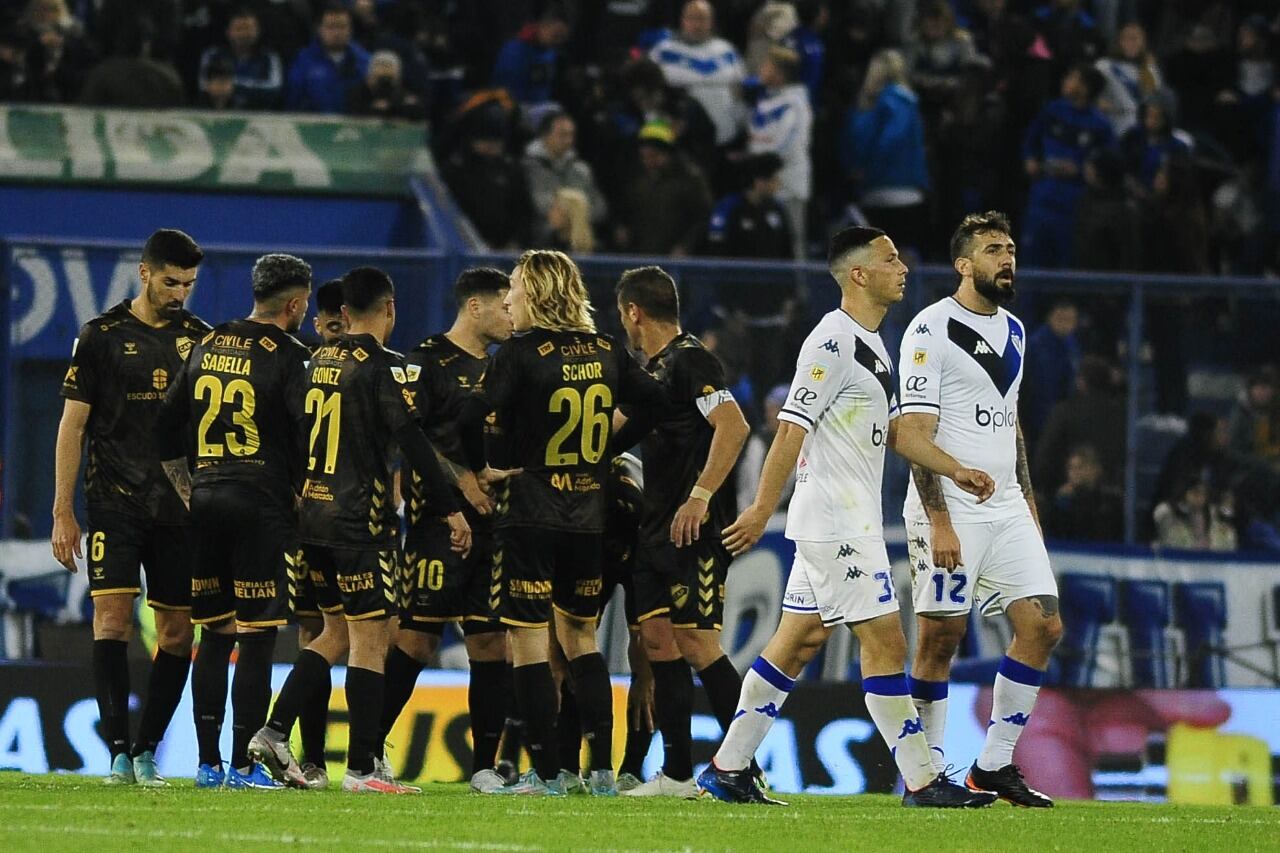 Los de Platense festejan el gol de Gómez
