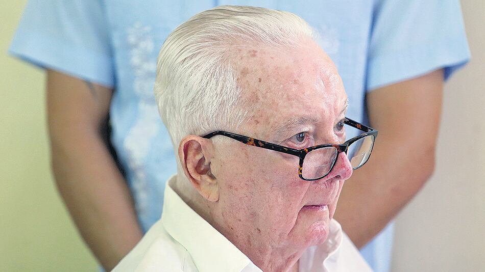 Hart dirigió la Campaña Nacional de Alfabetización en Cuba.