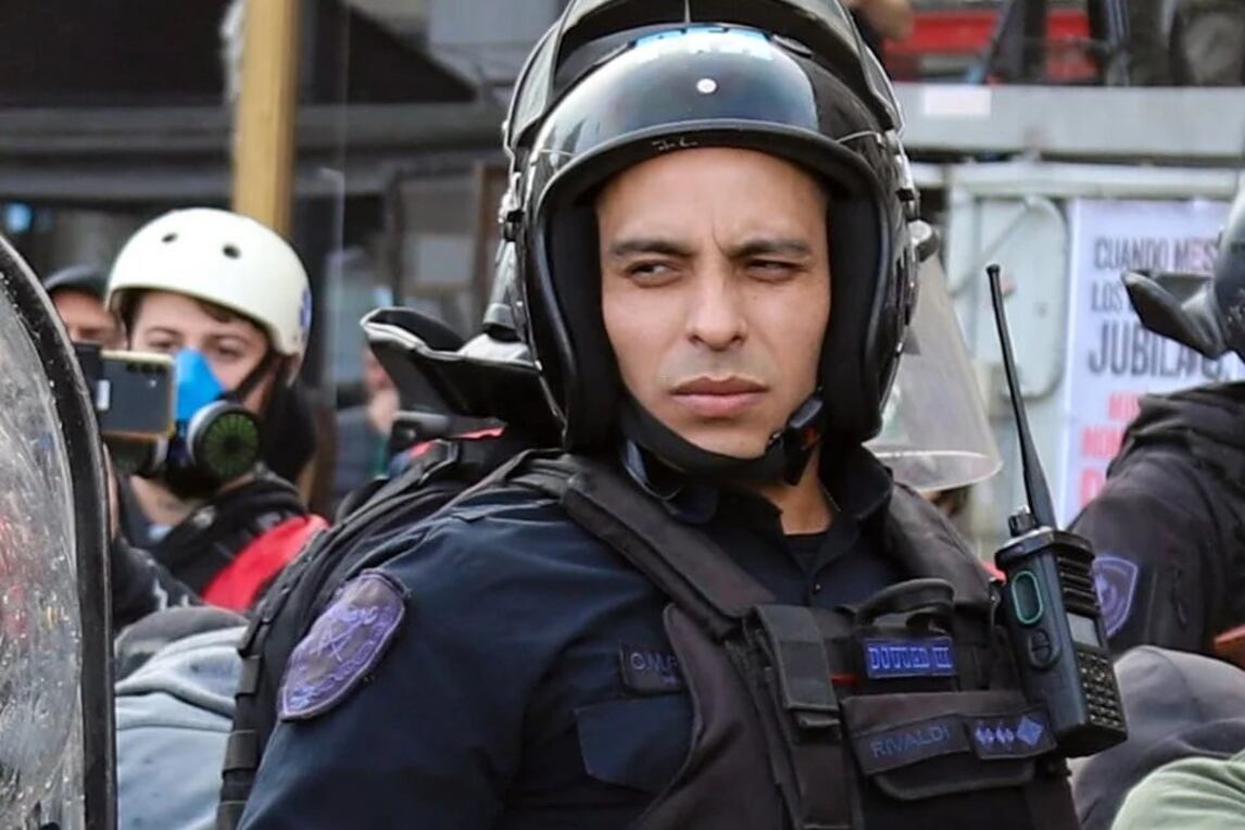 El efectivo de la Policía Federal Argentina, Cristian Rivaldi, fue identificado en los registros fílmicos como el autor de la agresión contra la niña.