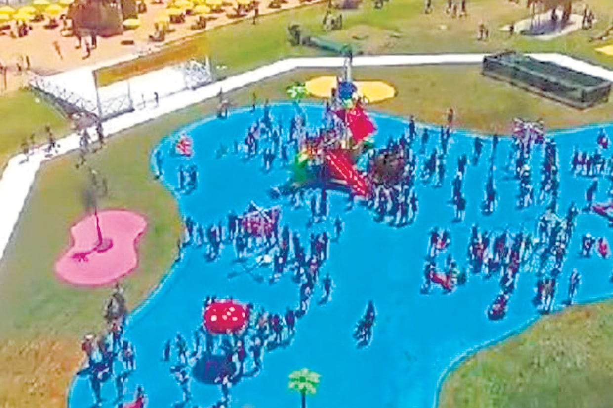 La pileta falsa tiene duchas que al menos esparcen agua sobre los chicos.