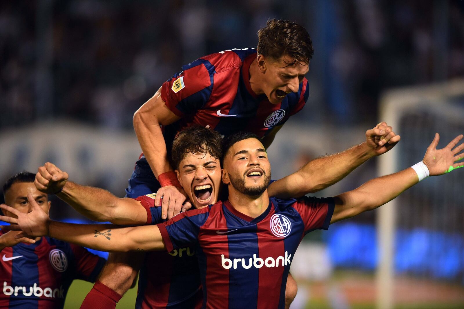 Todo San Lorenzo celebra la conquista de Leguizamón, que marcó doblete