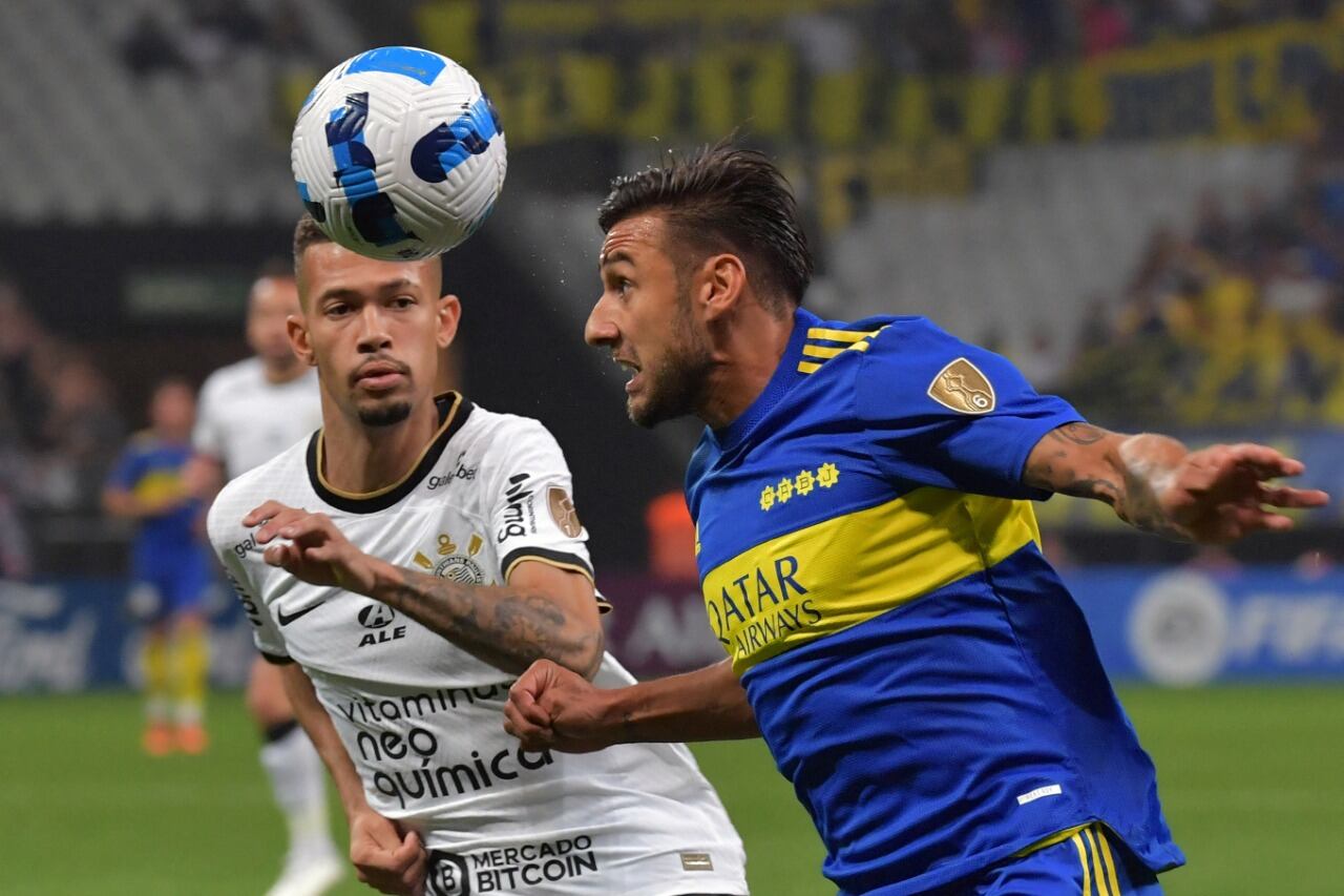 Salvio intenta controlar la pelota ante un adversario