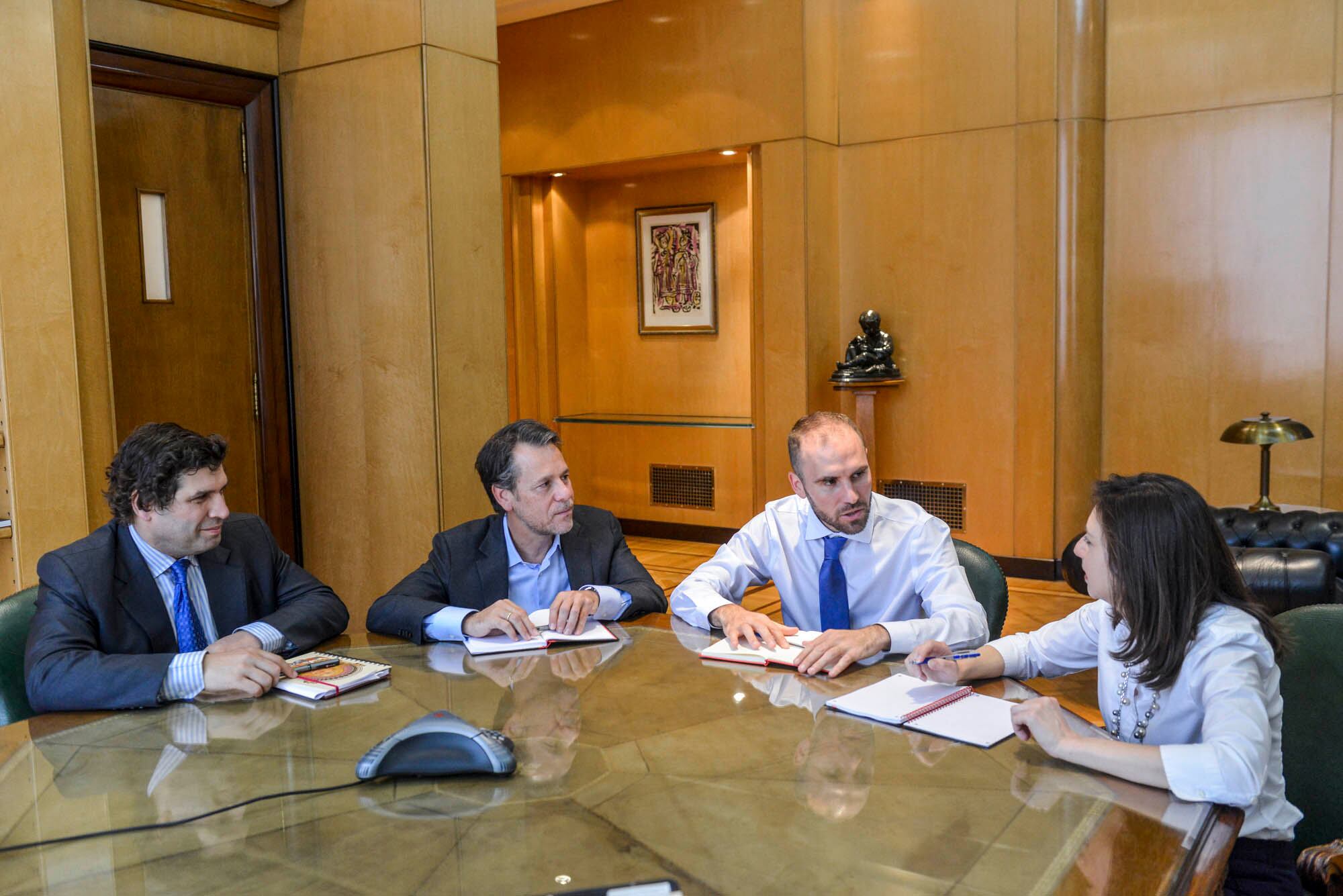 Martín Guzmán y Sergio Chodos (izquierda), la semana pasada con Luis Cubeddu y Julie Kozack.
